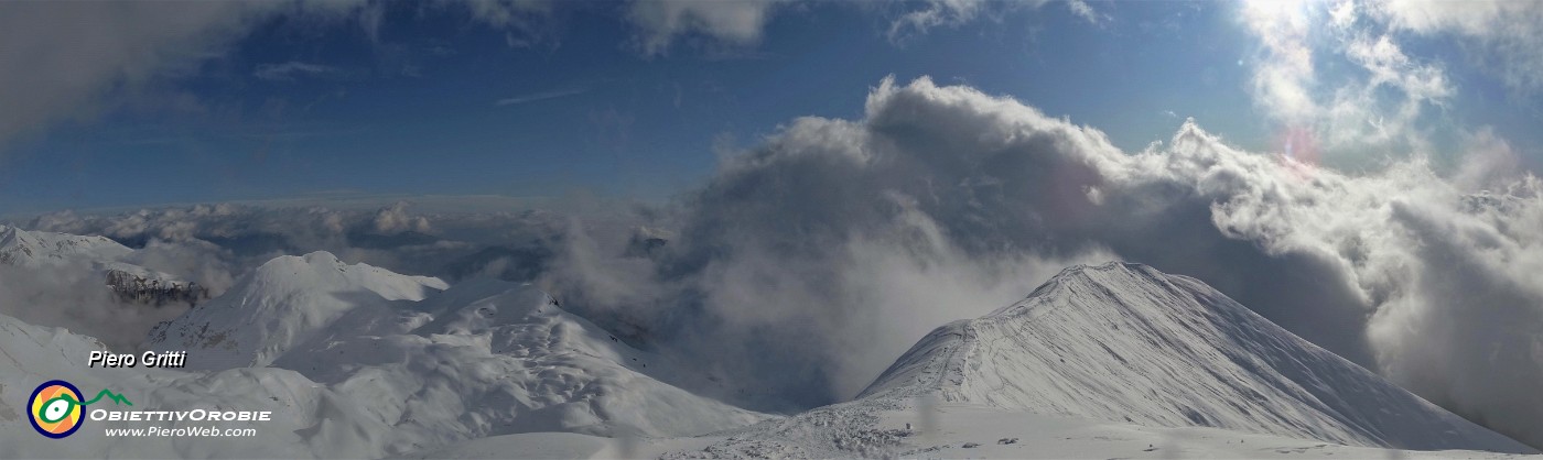 55 Col ritorno del sole si apre il panorama sulla cresta da poco salita e verso il Golla e il Matto di Golla.jpg